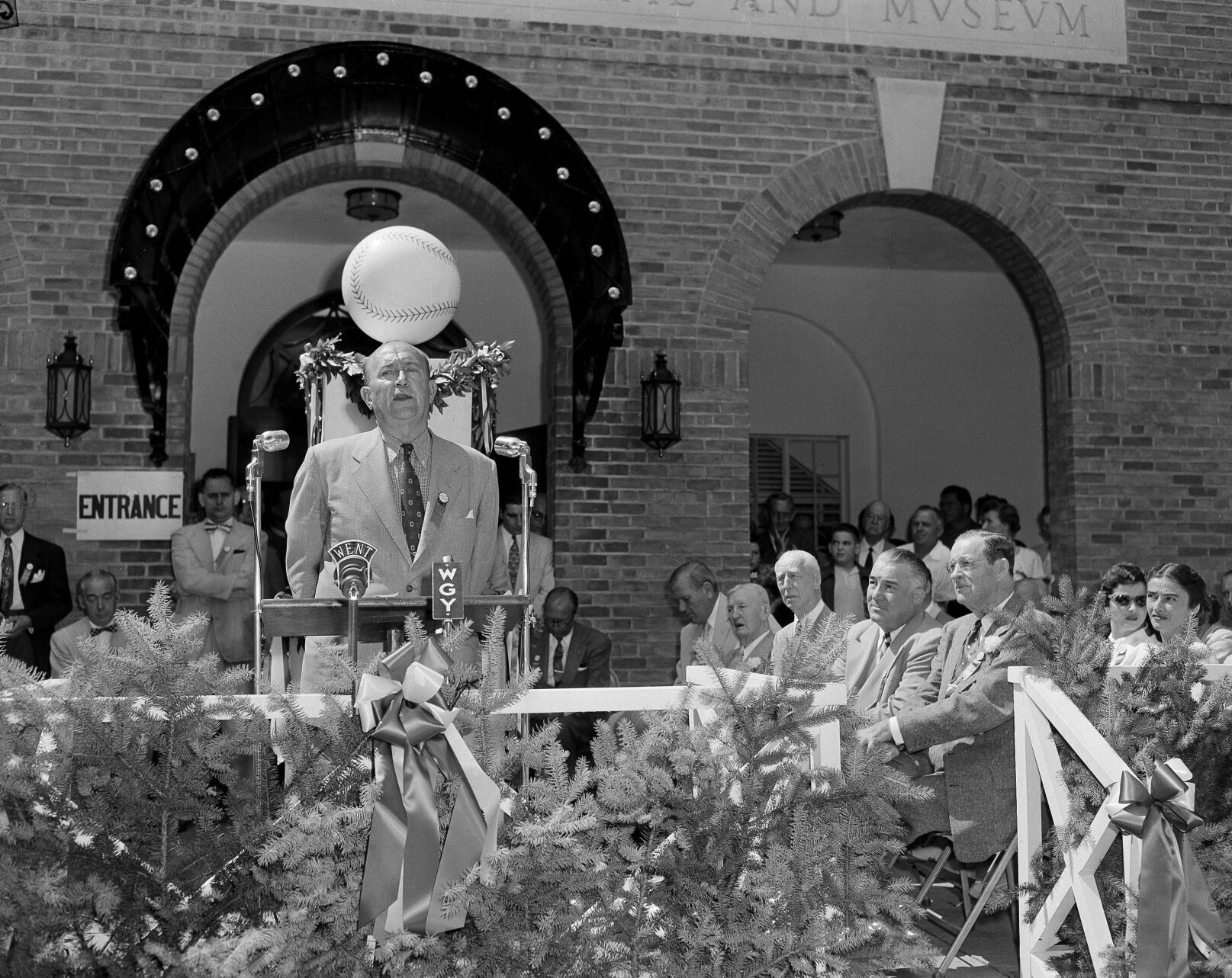 1953: Dizzy Dean and Al Simmons are elected to the Baseball Hall of Fame